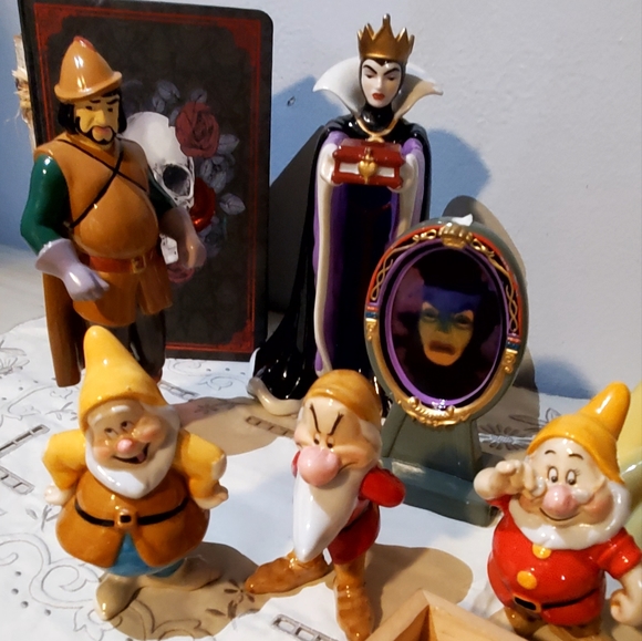 Snow White Figurine Collection - Picture 3 of 6